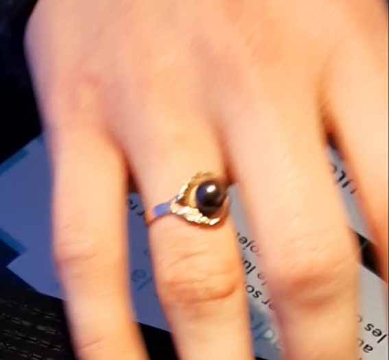 Perdue bague en or surmontée d'une perle de culture noire
