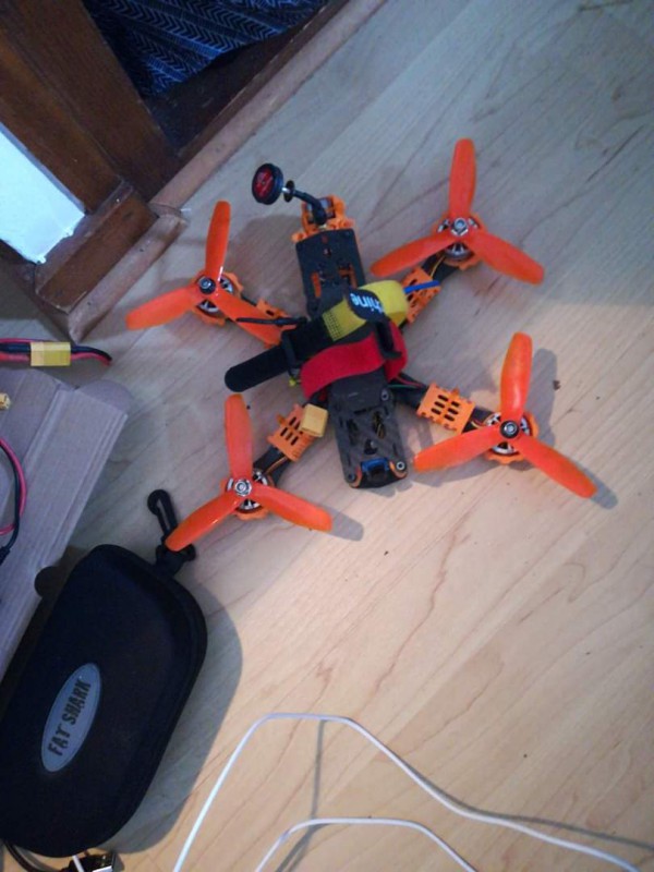 Drone racer fpv dans le champ de la tour d'arces