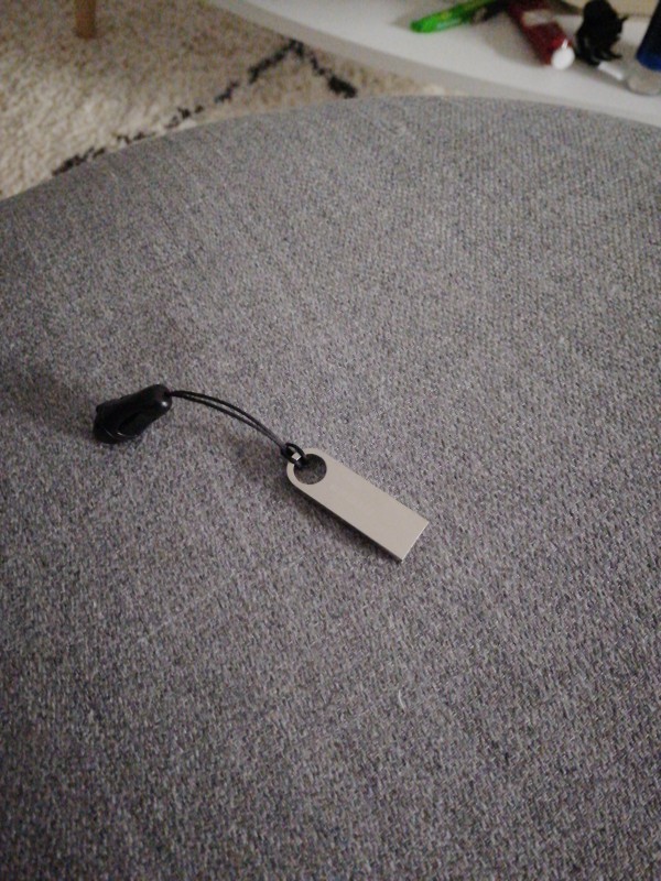 Clé USB dans le C8 entre grange blanche et hôpitaux est