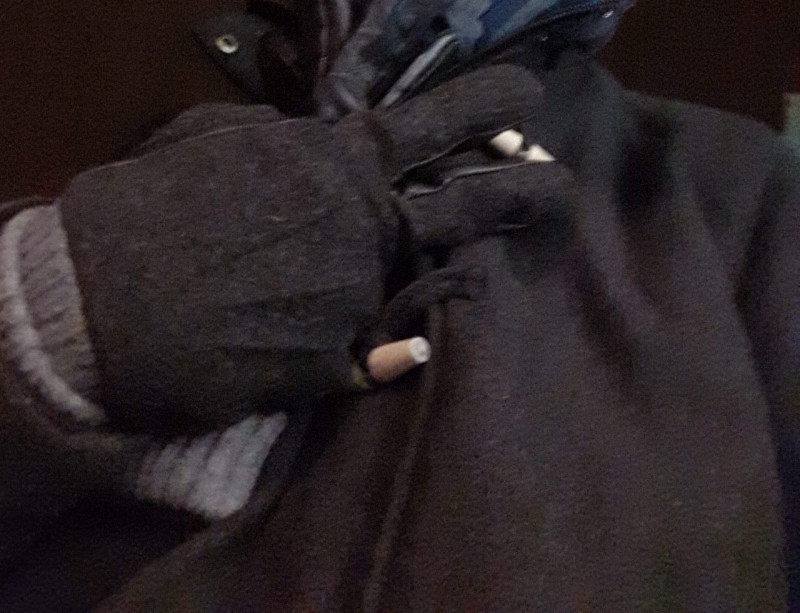 gants noirs en cuir, tram 1 direction mosson ou tram 3 direction mosson