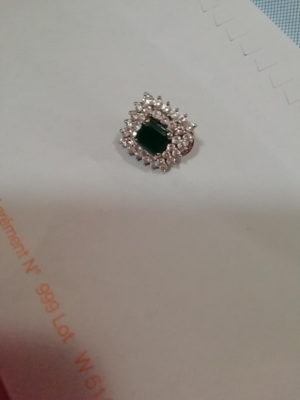 une boucle d'oreille rectangulaire, 2 rangées de pierres autour d'un carré vert mardi 10 mars à Troyes