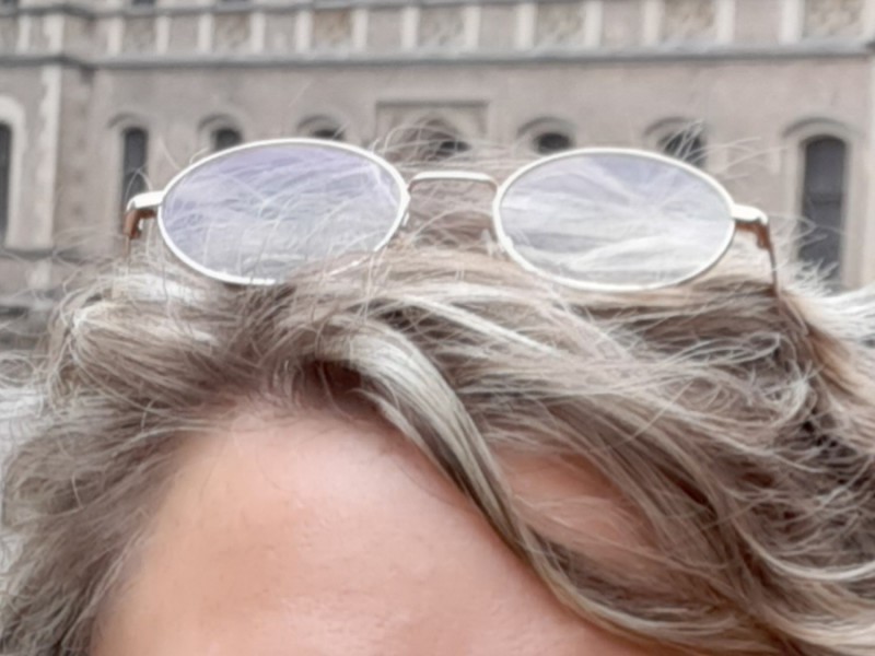 Lunettes monture dorée plage ou dune proche la Lagune