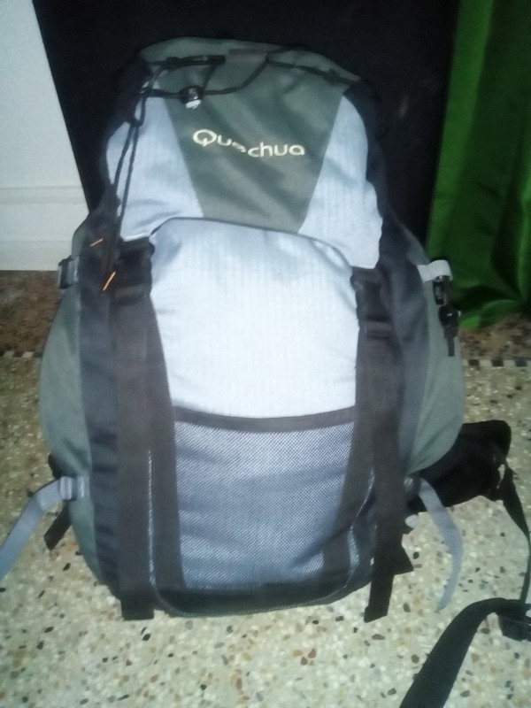 Sac à dos (sac de rando) Quechua noir avec un peu de bleu.