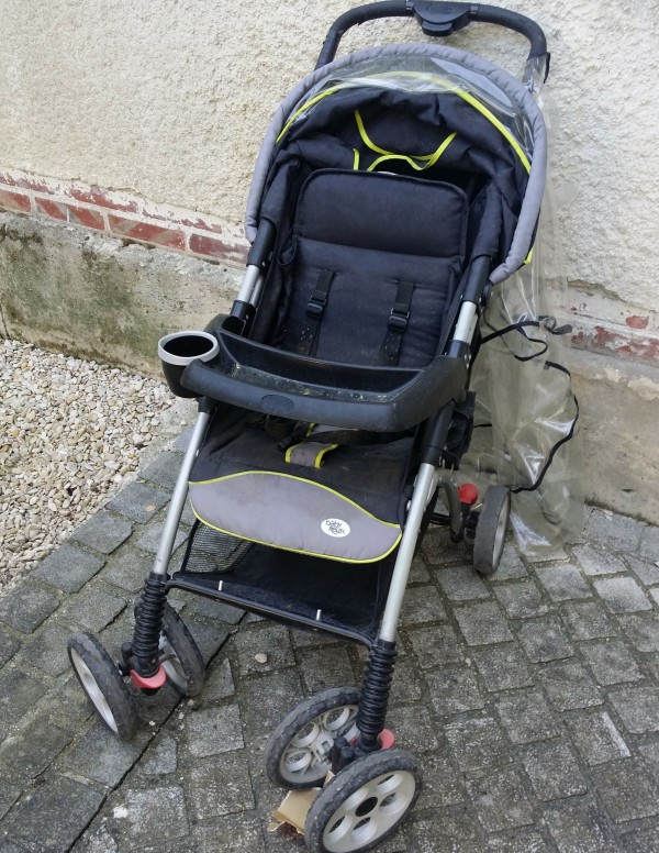 Trouve poussette enfant noire état neuf avec plastique de protection