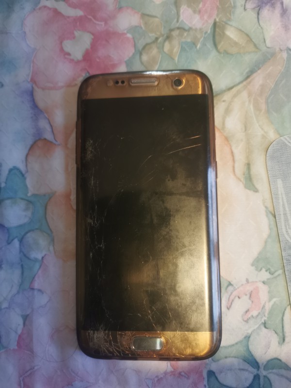 Un téléphone portable devant Alp œuf à Pont sarrazin