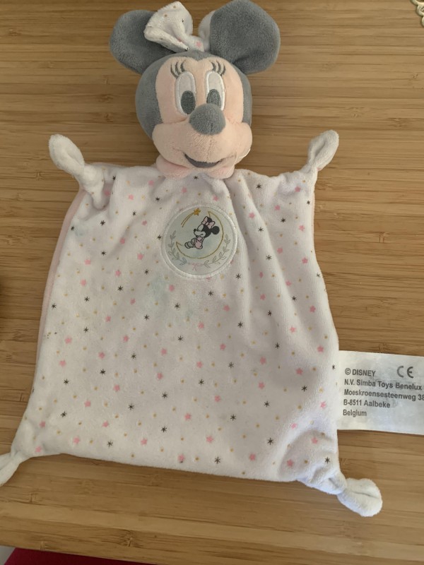 Doudou plat rose Disney rue pierre curie montreuil