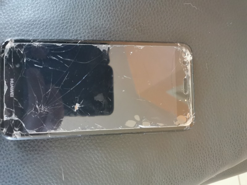 Téléphone huawei forêt de Brocéliande écran cassé