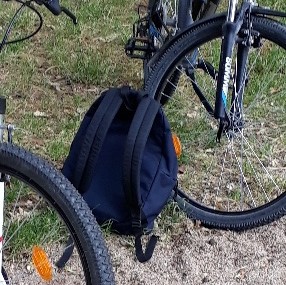 Sac eastpak bleu avec un casque à l'intérieur volé dans le parc de la mairie de saran