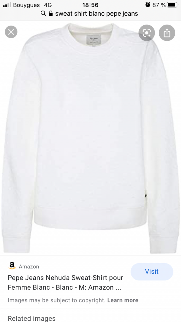 Pull blanc Pepe Jeans Gruissan plage parking devant Le Grand Soleil
