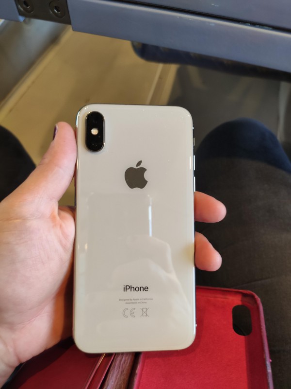 IPhone pochette rouge je ne connais pas le modèle