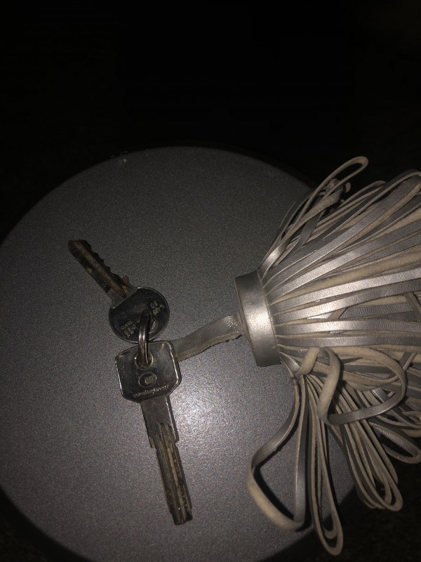 Un porte clé avec 2 clés dessus