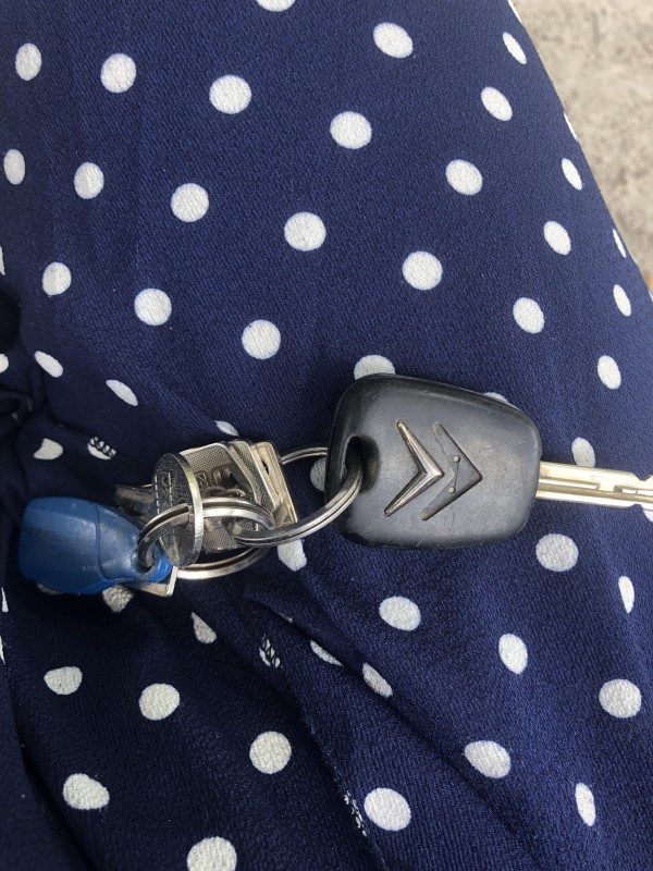 Clés de voiture avec badge appartement