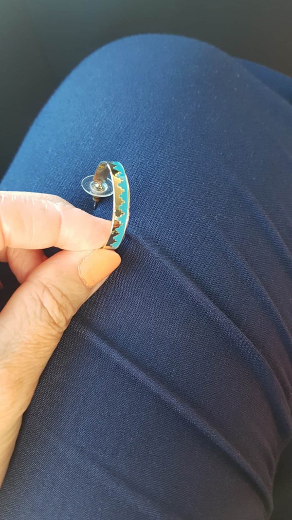 Boucle d'oreille anneau doré et bleu