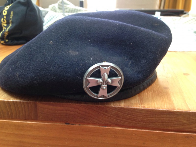 Perdu Béret Scout d'Europe avec insigne de croix