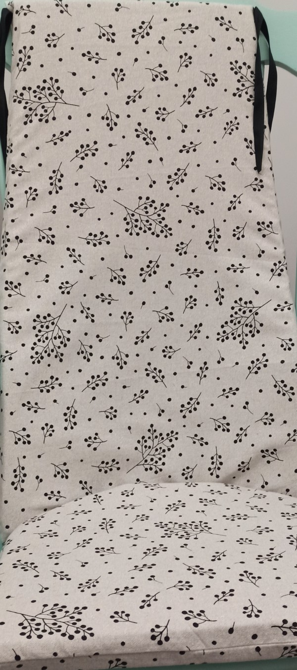 Perdu coussin noir et blanc avec épingles sur les côtes