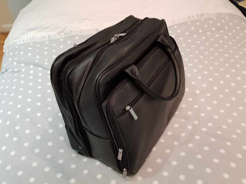 Ordinateur noir sony VAIO dans sacoche noire en cuir