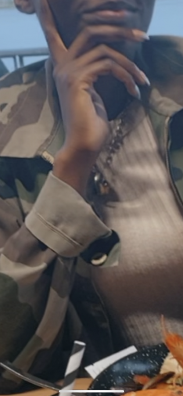 Une bague avec une méduse dessus mise en tant que pendentif sur un collier