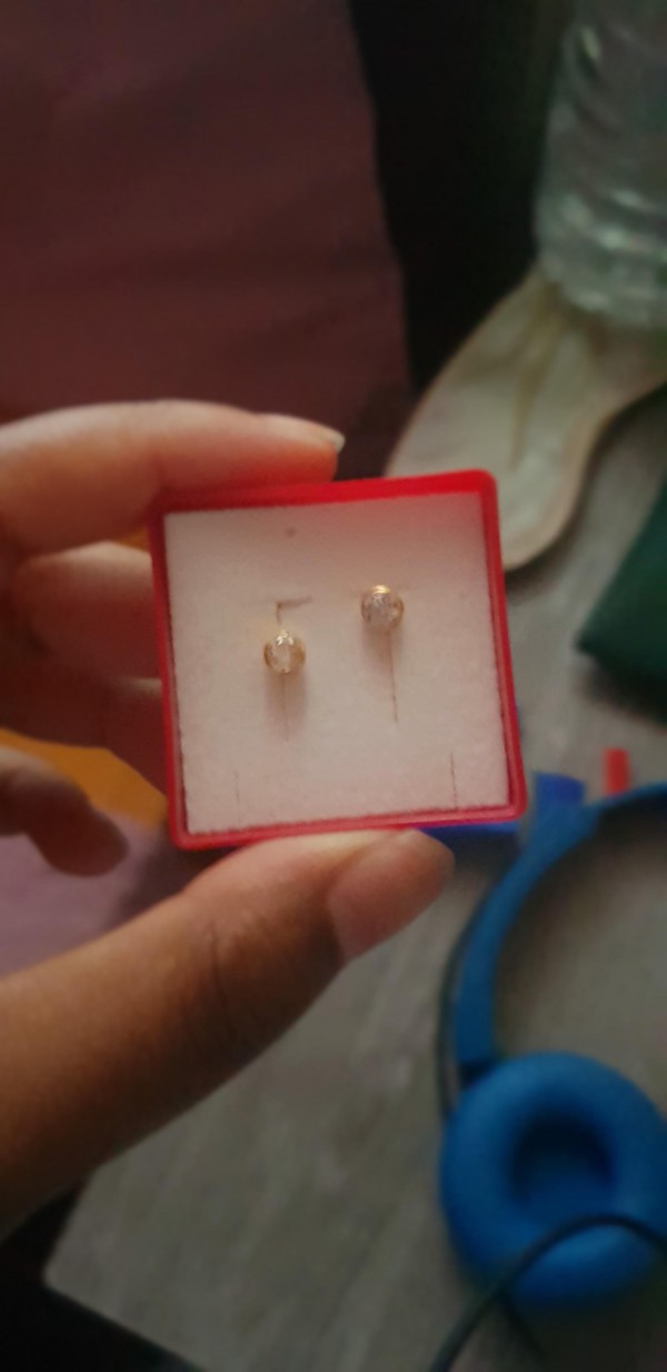 Perdu une petite boucle d'oreille