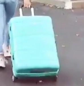 Valise turquoise oubliée dans la soute du Blablabus à Lyon Perrache dimanche vers 23h