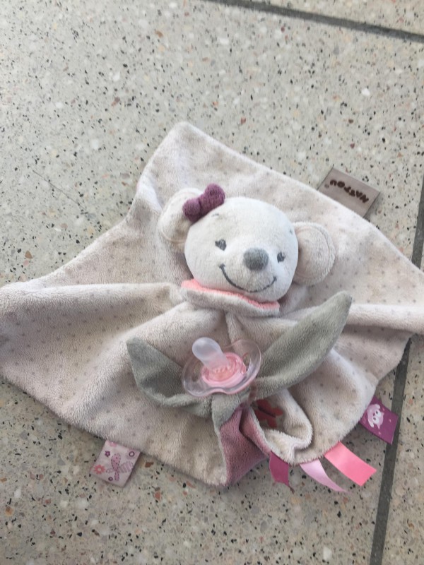 Doudou fille avec tétine