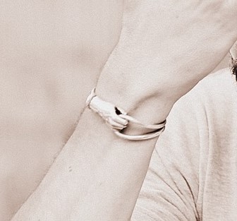 Perdu bracelet en argent en forme de main, à Biscarosse plage