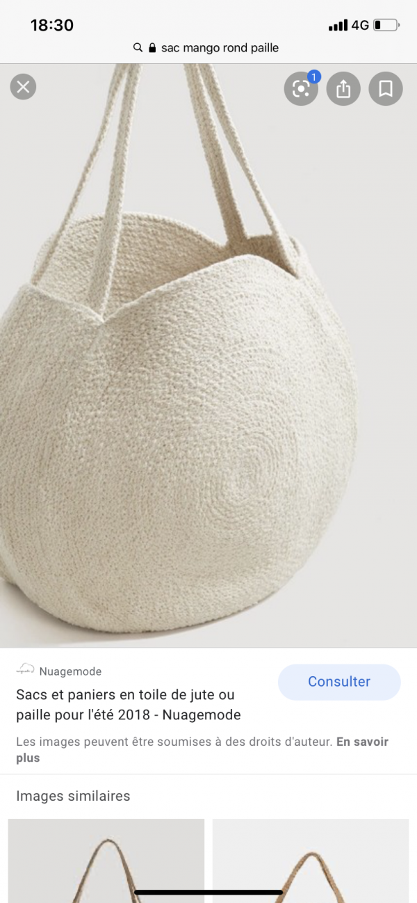 Sac paille rond blanc/beige avec affaires personnelles