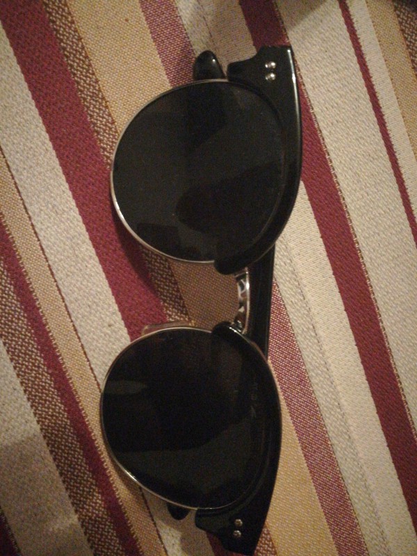 Paire de lunettes de soleil