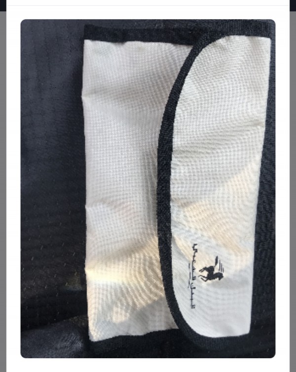 Pochette noire, avec 3 passeport à l’intérieur.