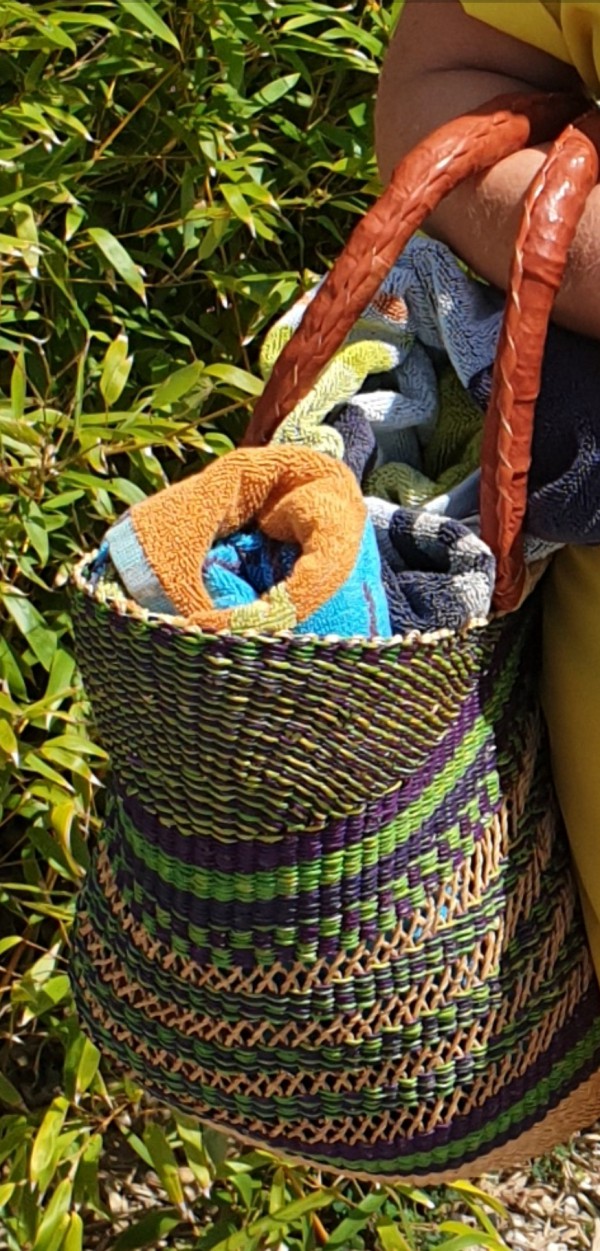 Sac cabas violet et vert avec objets personnels