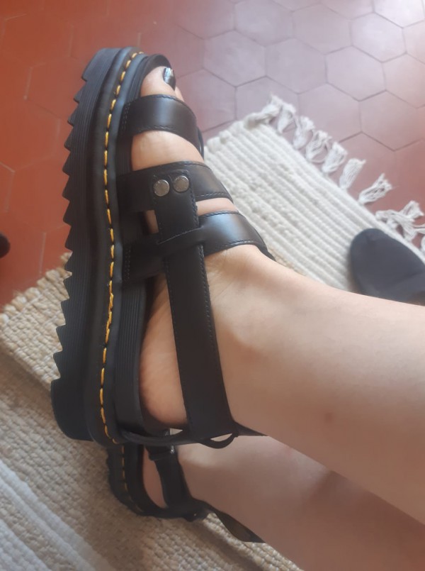 perdu sandale dr martens noire semelle compensée (pied droit) parking Cargese ou Porto