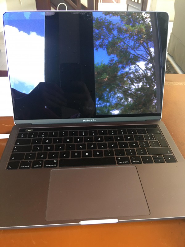 Perdu MacBook Pro gris sidéral dans sa sacoche noire sur le parking de Mémère à Bellerive sur Allier le 17/08/2020 dans la soirée.