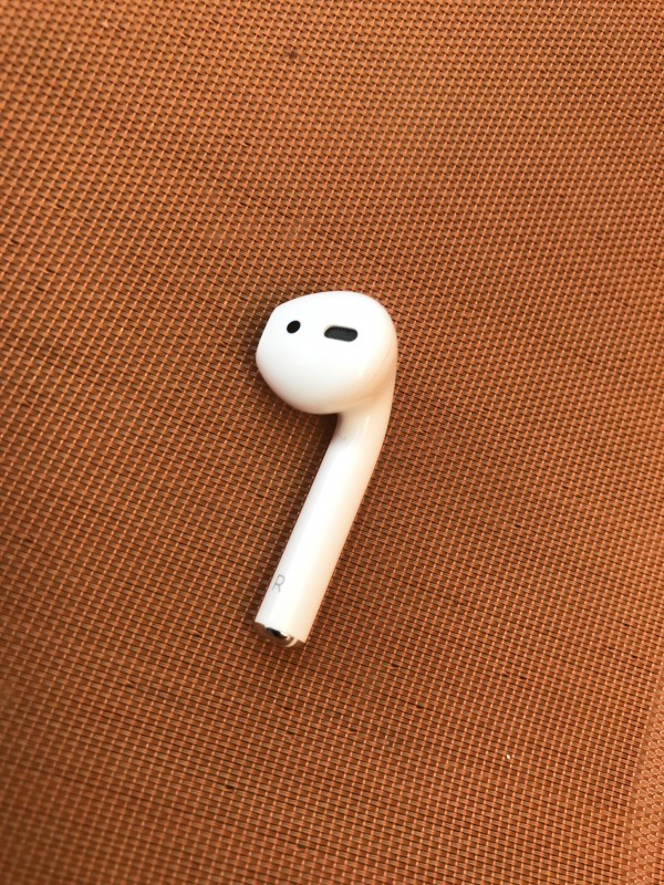 AirPods gauche à Saint Briac rue du port Hue