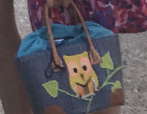 Petit panier enfant (avec doudous, IPod, casque) près des sablettes