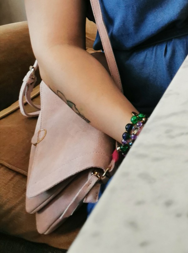 Sac à main rose avec mes clefs dedans