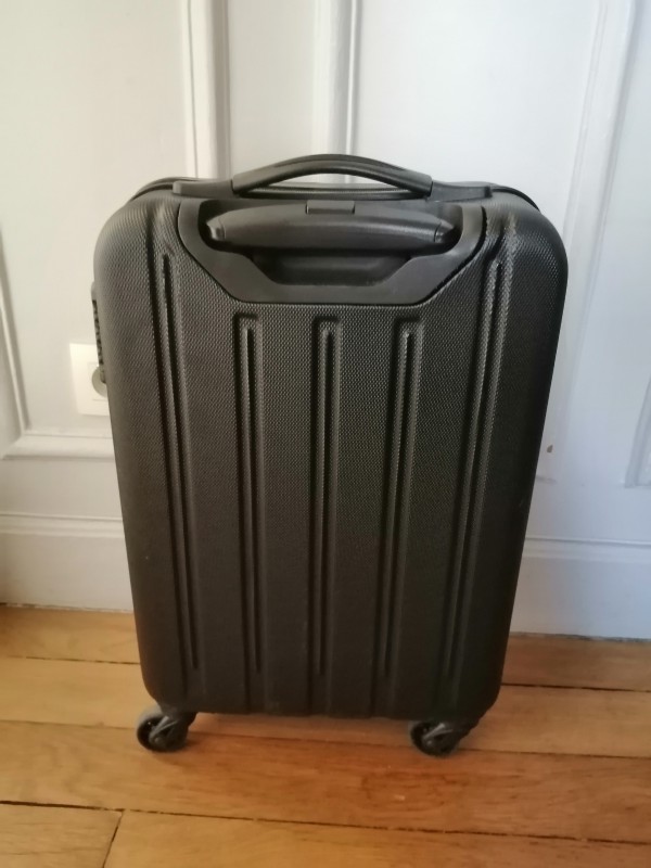 Valise noire échangée train le 9 aout