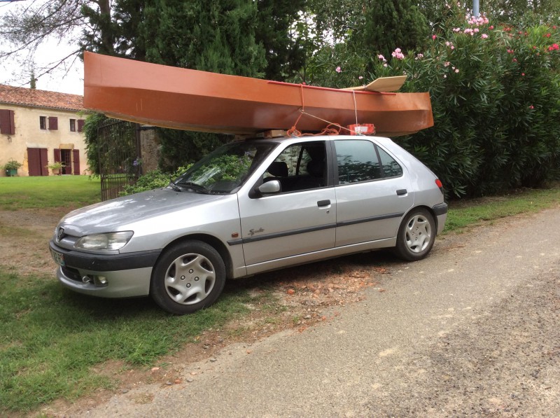 Canoe en bois a saint mont au bord de l adour
