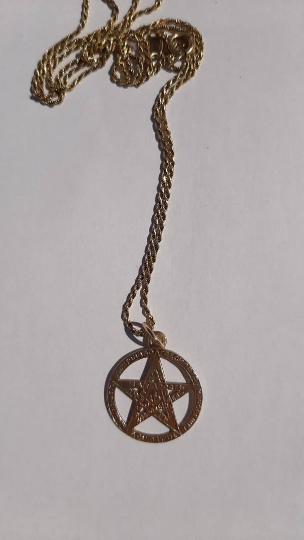 Perdu pendentif avec chaîne en or au Dramont (Saint-Raphaël)