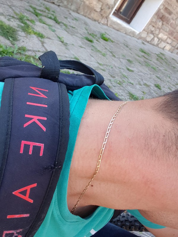 Perdu Chaîne en or avec une Croix à Rosny 2