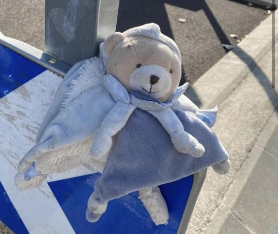 Doudou blanc et bleu