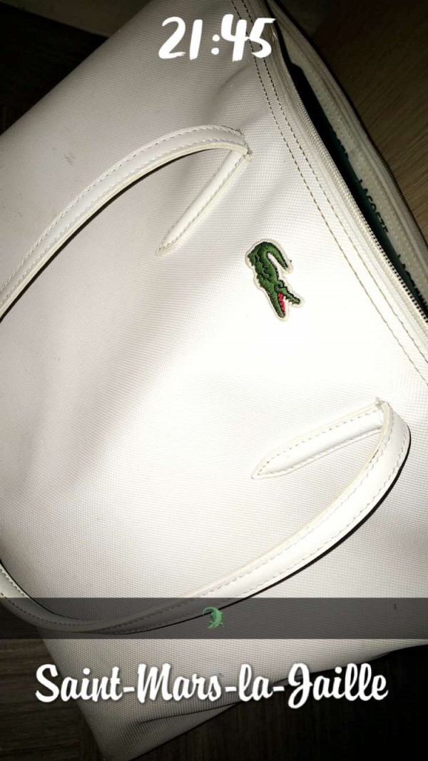 Un sac à main blanc Lacoste