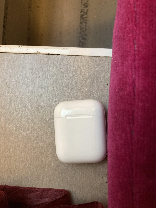 AirPods trouvé dans le TER Paris Montparnasse le Lundi 5 octobre vers 17h45