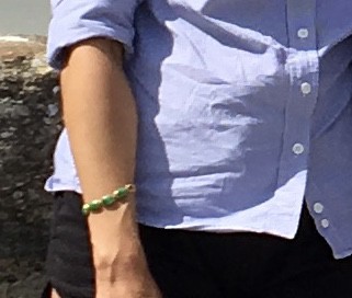 Un bracelet en or avec 4 pierres vertes