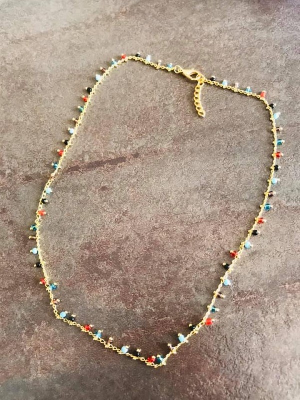 Perdu collier couleur or avec pierres colorées