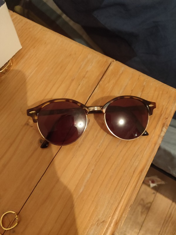 Paire de lunettes de soleil en haut du Puys de Dôme