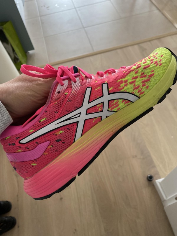 Perdu Basket running rose et jaune parking plage de la Concurrence