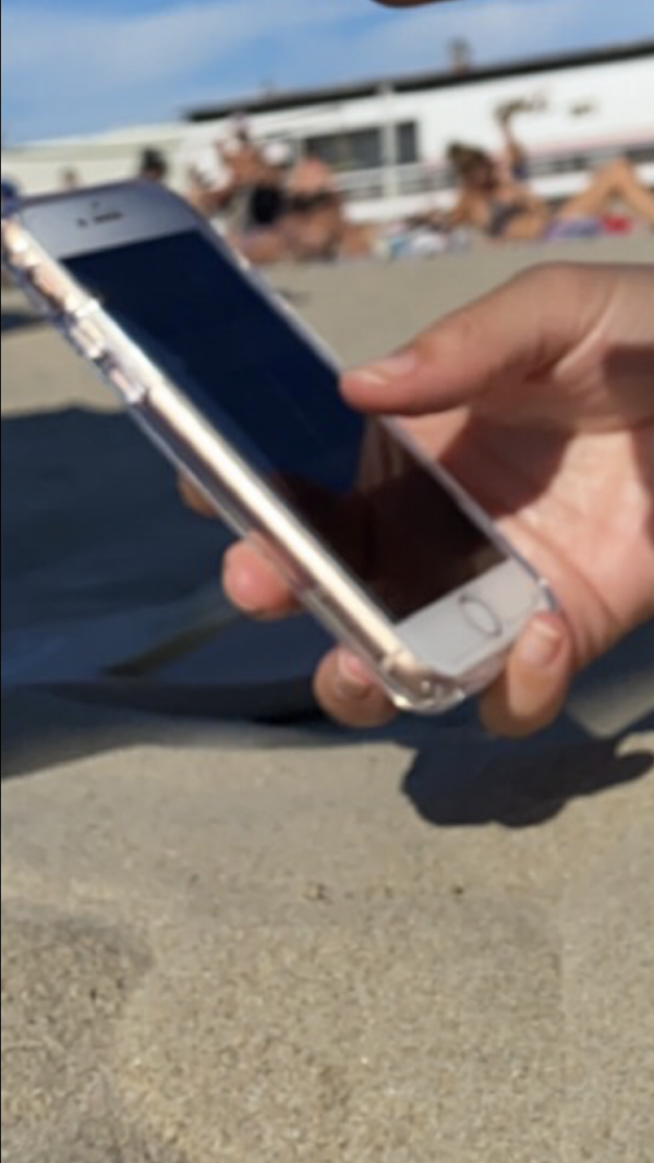 iPhone 8 beige/rose avec coque transparente et verre de protection fissuré