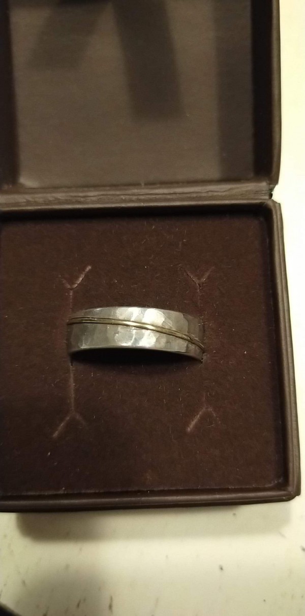 Bague martelée argent avec fil en laiton incrusté