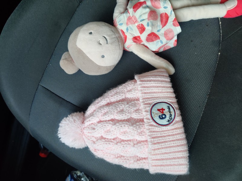 Doudou et bonnet rose 64 rue Tauzin, Bordeaux