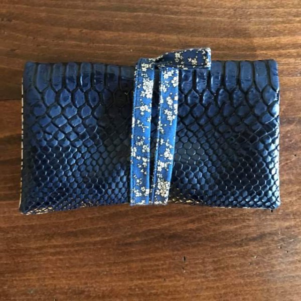 Blague à tabac bleu nuit en croco