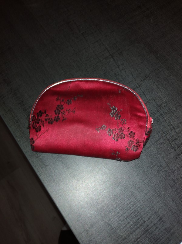 Pochette rouge style asiatique à Poitiers rue Françoise Dolto